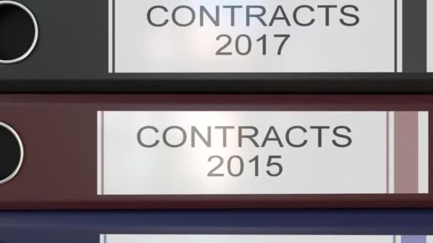 Вертикальная стопка многоцветных офисных папок с бирками контрактов разных лет — стоковое видео