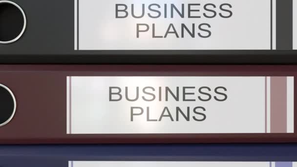 Вертикальная стопка многоцветных офисных папок с тегами бизнес-планов разных лет — стоковое видео