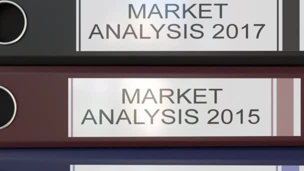Pilha vertical de aglutinantes de escritório multicoloridos com etiquetas de análise de mercado anos diferentes — Vídeo de Stock