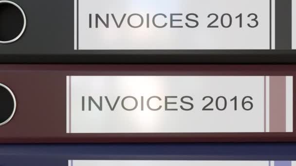 Montón vertical de aglutinantes de oficina multicolor con etiquetas de facturas diferentes años — Vídeo de stock