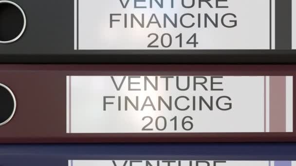 Вертикальная стопка многоцветных офисных папок с бирками венчурного финансирования разных лет — стоковое видео