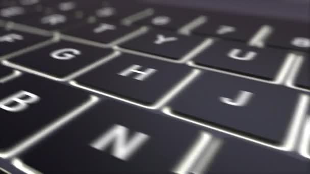 Dolly shot de clavier d'ordinateur lumineux noir et clé de divorce. Clip conceptuel 4K — Video