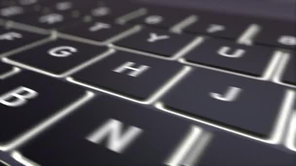 Dolly tiro de teclado de computador luminoso preto e tecla de pressão. Clipe 4K conceitual — Vídeo de Stock