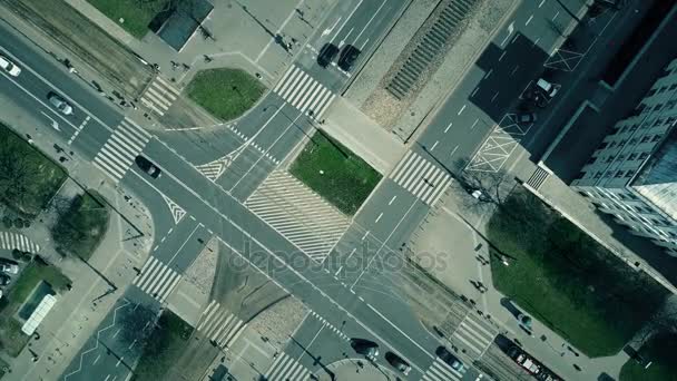 Luchtfoto van de kruising van de stedelijke weg op een zonnige dag, bovenaanzicht. 4k video — Stockvideo