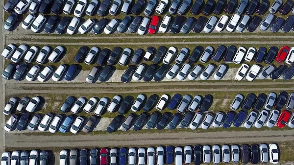 Plano aéreo de aparcamiento de coches nuevos, vista superior — Foto de Stock