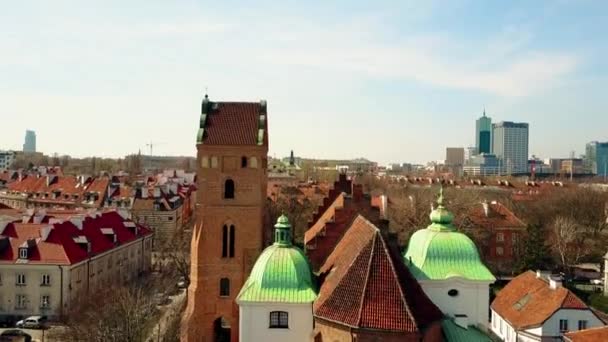 Hava yükselen bir kadeh Kilisesi eski şehir ve yeni binalar, Varşova, Polonya. 4k video — Stok video