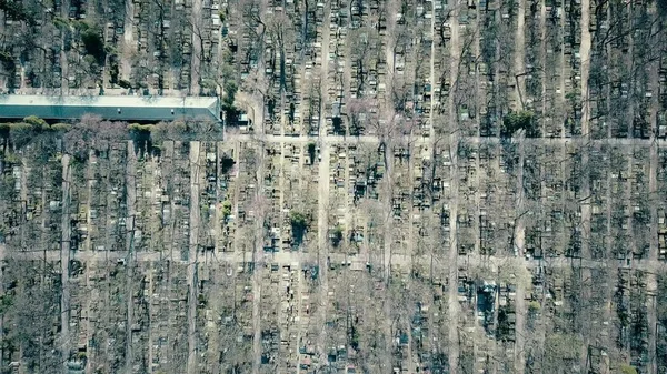 Plano ascendente aéreo del antiguo cementerio católico en un soleado día de primavera, vista superior — Foto de Stock