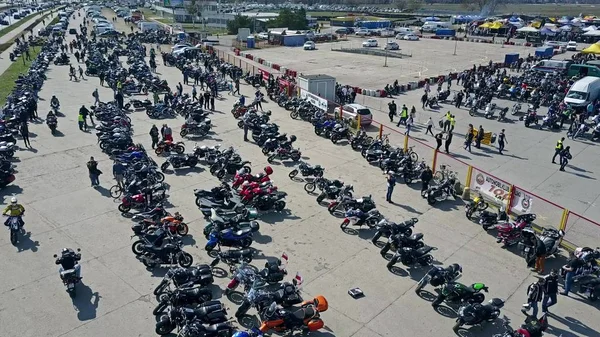 GARANTIA, POLÓNIA - ABRIL, 1, 2017. Tiro aéreo de show de moto ao ar livre — Fotografia de Stock