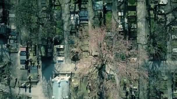 Luftaufnahme des alten katholischen Friedhofs an einem sonnigen Frühlingstag, Draufsicht. 4k-Clip — Stockvideo