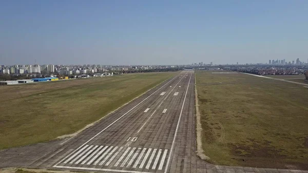 Fotografia aérea de um aeroporto da cidade banhado pista e aeronaves taxiing em um dia ensolarado — Fotografia de Stock