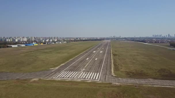 Imagini aeriene ale unei piste placate cu un aeroport din oraș și avioane de taxare într-o zi însorită. 4K video — Videoclip de stoc