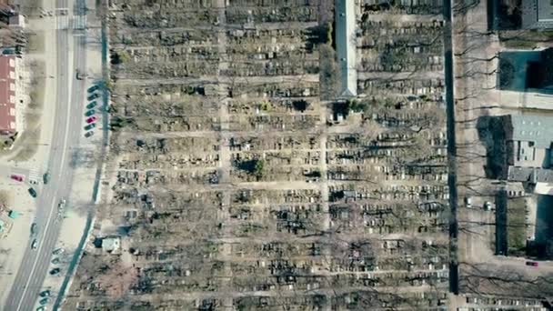 Foto aérea de gran altitud del antiguo cementerio católico en un soleado día de primavera, vista superior. Vídeo 4K — Vídeos de Stock