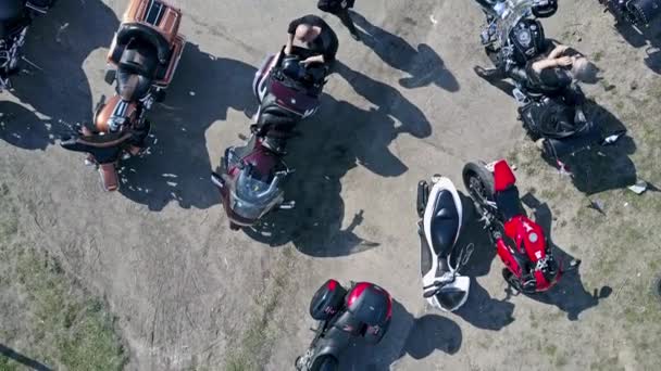 Varšava, Polsko - 1 dubna 2017. Letecký snímek outdoor Moto show, pohled shora nízké nadmořské výšce. 4 k klip — Stock video