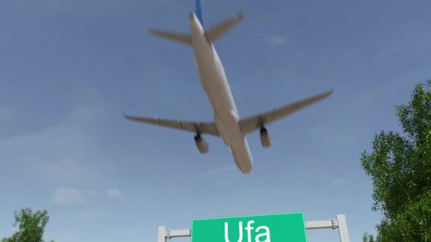 Aereo in arrivo all'aeroporto di Ufa. Viaggiare in Russia animazione concettuale 4K — Video Stock