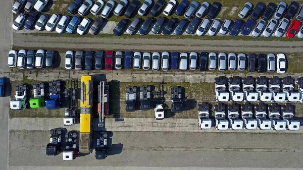 Plano aéreo de coches y camiones de almacenamiento, vista superior — Foto de Stock