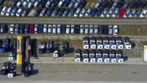 Аэросъемка склада легковых и грузовых автомобилей, вид сверху. 4K видео — стоковое видео