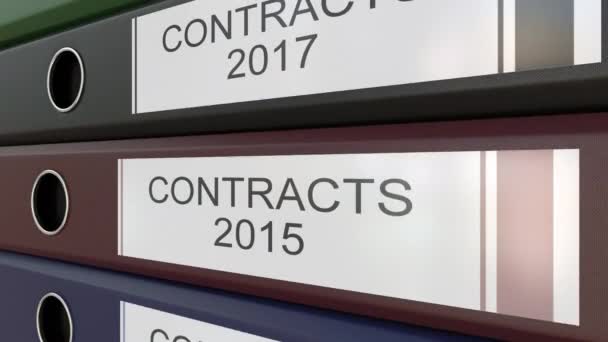 Aglutinantes de oficina con etiquetas Contracts diferentes años — Vídeo de stock