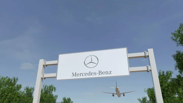 Avião voando sobre cartaz publicitário com logotipo Mercedes-Benz. Renderização 3D editorial — Fotografia de Stock