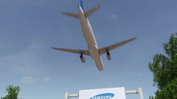 Vliegtuig vliegen over reclame bord met Samsung logo. Redactionele 3d rendering van 4 k-clip — Stockvideo