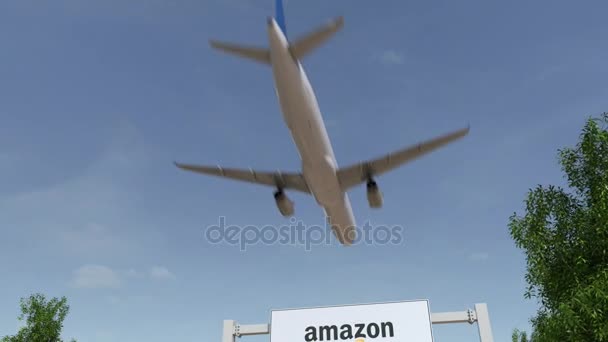 Amazon.com logosu ile Billboard reklam üzerinde uçan uçak. Editoryal 3d 4 k klip oluşturma — Stok video