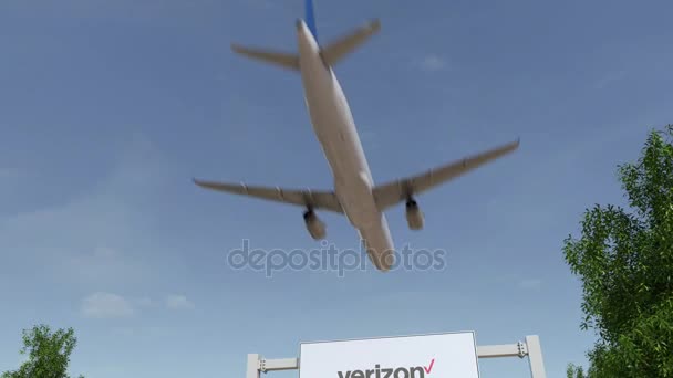 Avião voando sobre cartaz publicitário com logotipo da Verizon Communications. Editorial 3D renderização 4K clip — Vídeo de Stock