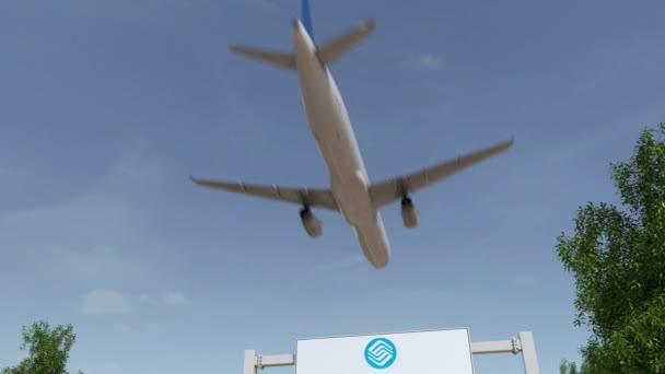 Flugzeug fliegt über Werbetafel mit China mobilen Logo. Editorial 3D Rendering 4k Clip — Stockvideo