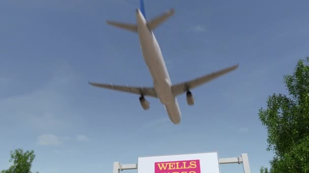 Самолет пролетает над рекламным щитом с логотипом Уэллса Фарго. 3D-рендеринг 4K клипа — стоковое видео