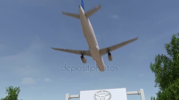 Flugzeug fliegt über Werbetafel mit Toyota-Logo. Editorial 3D Rendering 4k Clip — Stockvideo