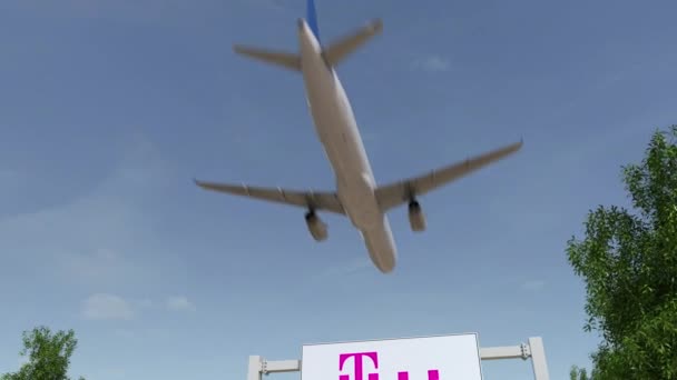 Avión volando sobre cartelera publicitaria con el logotipo de T-Mobile. Editorial 3D renderizado 4K clip — Vídeo de stock