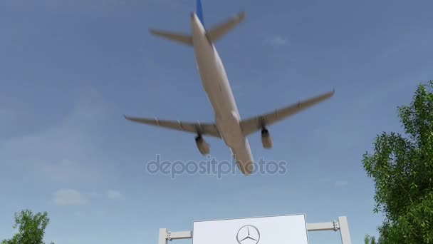 Αεροπλάνο που πετούν πάνω από τη διαφήμιση πινακίδα με το λογότυπο Mercedes-Benz. Συντακτική 3d rendering 4 k κλιπ — Αρχείο Βίντεο