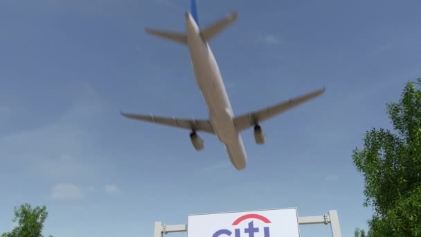 Avião voando sobre cartaz publicitário com logotipo Citigroup. Editorial 3D renderização 4K clip — Vídeo de Stock