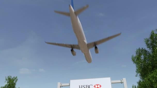 Avião voando sobre cartaz publicitário com logotipo HSBC. Editorial 3D renderização 4K clip — Vídeo de Stock