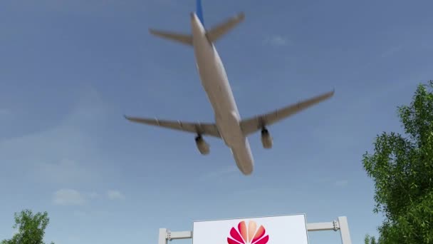 Avião voando sobre cartaz publicitário com logotipo da Huawei. Editorial 3D renderização 4K clip — Vídeo de Stock