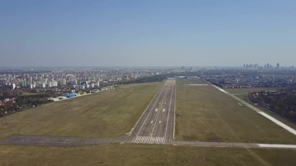 Avion hélice décollant de la piste de l'aéroport par une journée ensoleillée, prise de vue aérienne. Vidéo 4K — Video