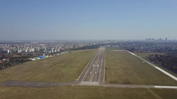 Propellerflugzeug abheben von der Landebahn des Flughafens an einem sonnigen Tag, Antenne gedreht. 4k video — Stockvideo