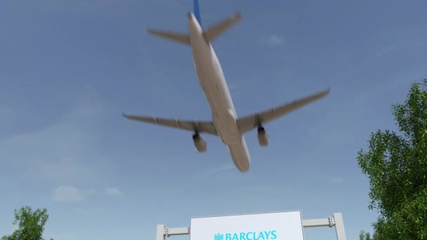 Avion care zboară peste panoul publicitar cu logo-ul Barclays. Redare 3D editorială clip 4K — Videoclip de stoc