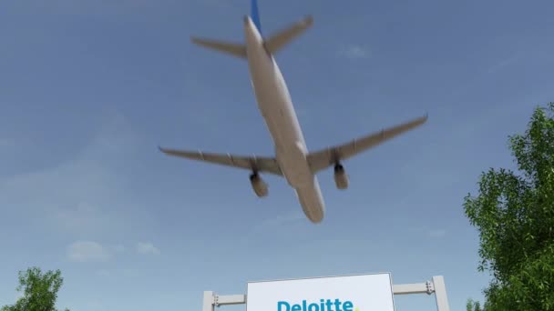 Letadlo letící nad reklamní billboard s logem společnosti Deloitte. Redakční 3d vykreslování 4 k klip — Stock video