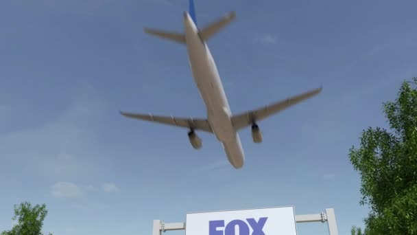 Flugzeug fliegt über Werbetafel mit Fuchs-Logo. Editorial 3D Rendering 4k Clip — Stockvideo