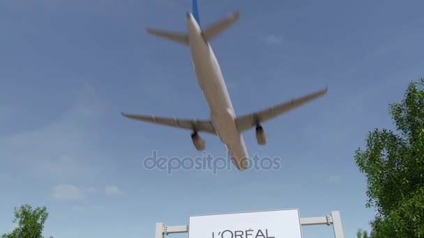 Avión volando sobre cartelera publicitaria con logotipo LOreal. Editorial 3D renderizado 4K clip — Vídeos de Stock