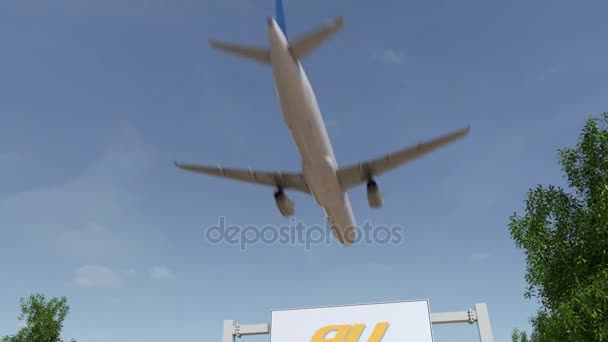 Avión volando sobre la cartelera publicitaria con el logotipo de la compañía de teléfonos móviles au. Editorial 3D renderizado 4K clip — Vídeo de stock