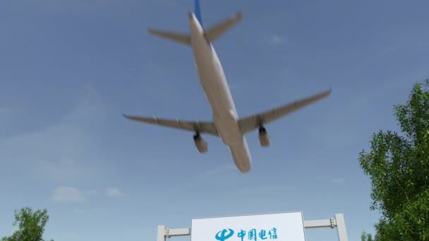 Avião voando sobre cartaz publicitário com logotipo da China Telecom. Editorial 3D renderização 4K clip — Vídeo de Stock