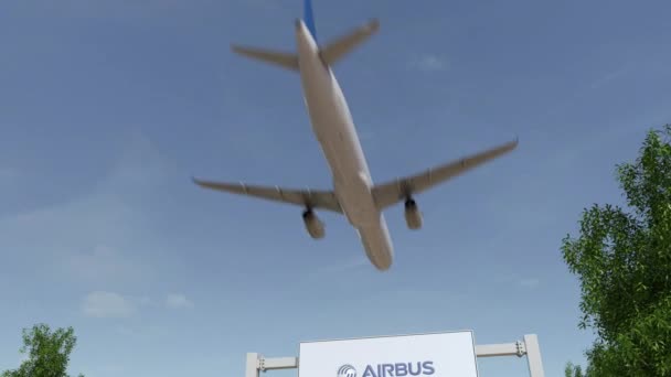 Avião voando sobre cartaz publicitário com logotipo Airbus. Editorial 3D renderização 4K clip — Vídeo de Stock
