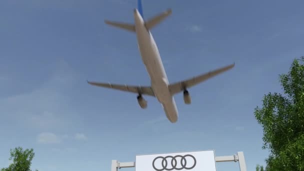 Αεροπλάνο που πετούν πάνω από τη διαφήμιση πινακίδα με το λογότυπο της Audi. Συντακτική 3d rendering 4 k κλιπ — Αρχείο Βίντεο