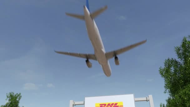 Letadlo letící nad reklamní billboard s logem Dhl Express. Redakční 3d vykreslování 4 k klip — Stock video