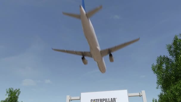 Letadlo letící nad reklamní billboard s logem Caterpillar Inc.. Redakční 3d vykreslování 4 k klip — Stock video