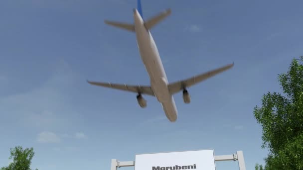 Samolot leciał nad reklama billboard z logo Marubeni Corporation. Redakcji 3d renderowania wideo 4 k — Wideo stockowe