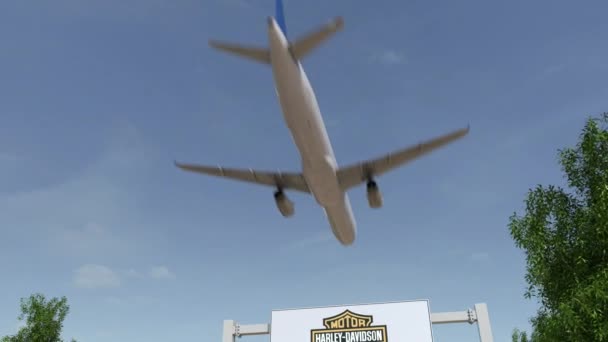 Pesawat terbang di atas papan iklan dengan logo Harley-Davidson, Inc.. Penyuntingan 3D rendering klip 4K — Stok Video