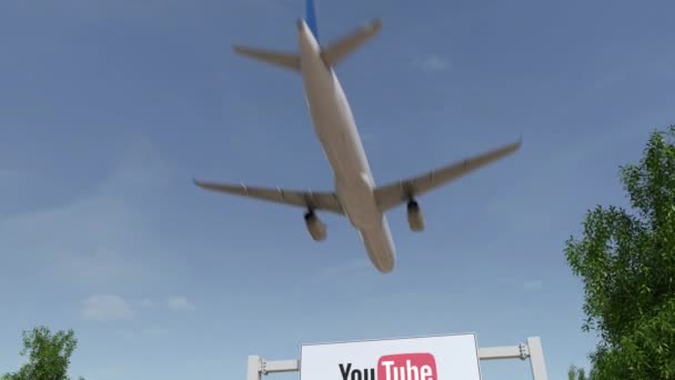 Vliegtuig vliegen over reclame bord met Youtube logo. Redactionele 3d rendering van 4 k-clip — Stockvideo