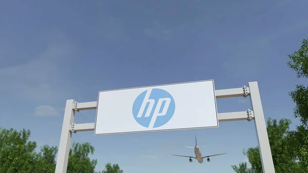 Vliegtuig vliegen over reclame bord met Hp Inc. logo. Redactioneel 3D-rendering — Stockfoto