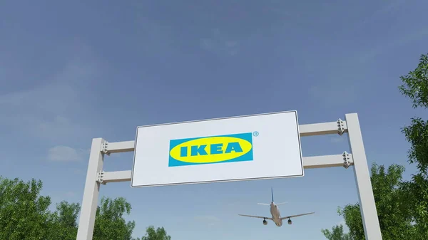 A repülőgép repül át reklám billboard Ikea logóval. Szerkesztői 3d-leképezés — Stock Fotó
